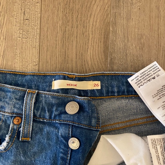 Levi’s Blue Wedgie Icon Fit Jeans - Picture 2 of 4